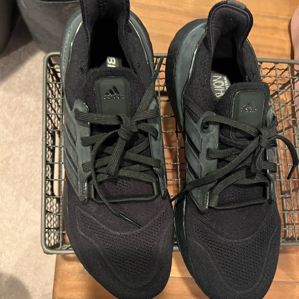 Adidas Ultraboost 22 Women’s 10 all black
